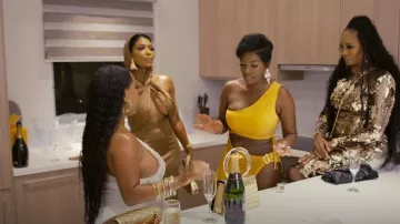 Vestido de punto sin espalda con capucha de cuello halter de Saint Laurent usado por Brit Eady como se ve en The Real Housewives of Atlanta (T16E14)