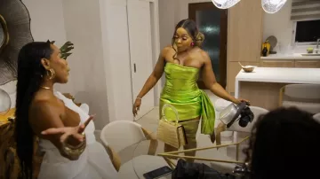 Vestido fruncido de cóctel sin tirantes de Laquan Smith usado por Phaedra Parks como se ve en The Real Housewives of Atlanta (T16E14)