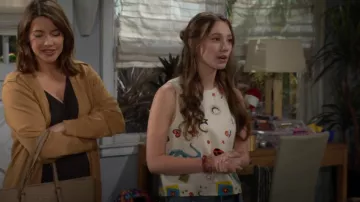 Camiseta sin mangas con estampado mixto Aqua Border usada por Miss Dylan (Sydney Bullock) como se ve en The Bold and the Beautiful el 17 de junio de 2025