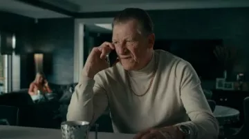 Tommy Hilfiger Roll Neck Extra Slim Long Sleeve T-Shirt usado por Richie Stevenson (Geoff Bell) como se ve en MobLand (S01E02)