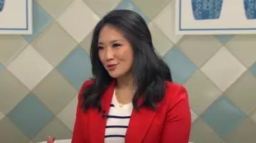 Pull Club Monaco Jacqui porté par Nancy Chen tel qu’on le voit dans CBS Mornings le 4 juillet 2025