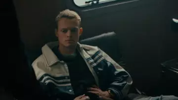 Chaqueta universitaria de cuero sintético BDG Siren usada por Eddie Harrigan (Anson Boon) como se ve en MobLand (S01E03)