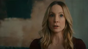 USA Necklace worn by Jan Da Souza (Joanne Froggatt) as seen in MobLand (S01E04)