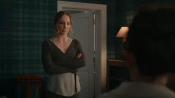 Polo Ralph Lauren Cardigan portefeuille en cachemire Polo Ralph Lauren porté par Jan Da Souza (Joanne Froggatt) vu dans MobLand (S01E06)