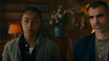 Free People We the Free Marci Denim Jumpsuit en Iron Black usado por Zosia (Jasmine Jobson) como se ve en MobLand (S01E06)