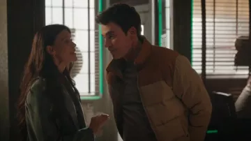 Veste de bivouac Patagonia portée par Ben Hawthorne (Levi Fiehler) comme on le voit dans Resident Alien (S04E04)