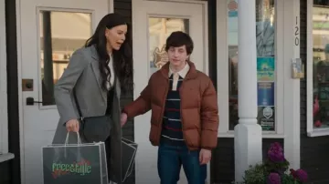 Chloé Mini Marcie Leather Saddle Bag usada por Kate Hawthorne (Meredith Garretson) como se ve en Resident Alien (T04E04)