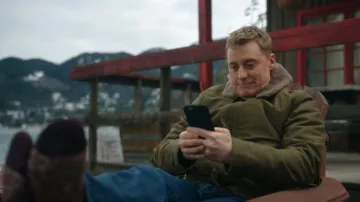 Iron Heart Whipcord N1 Veste de pont Olive Drab Green portée par Harry Vanderspeigle (Alan Tudyk) comme on le voit dans Resident Alien (S04E05)