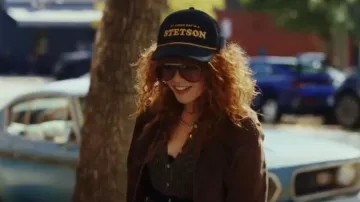Lunettes de soleil Longchamp Paris portées par Charlie Cale (Natasha Lyonne) comme on le voit dans Poker Face (S02E09)