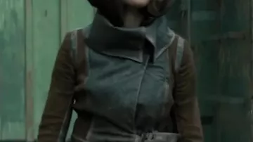 Afterburn 2025 Olga Kurylenko Blouson en cuir porté par Drea (Olga Kurylenko) dans Afterburn