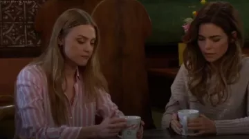 Camisa Rails Wren en raya Rose Bloom usada por Claire Grace (Hayley Erin) como se ve en The Young and the Restless el 29 de junio de 2025