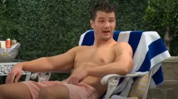 Polo Ralph Lauren Traveler Classic Swim Shorts en Seersucker pêche classique porté par Kyle Abbott (Michael Mealor) comme on le voit dans Les Feux de l’Amour le 29 juin 2025