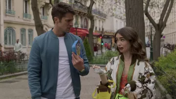 The white gloves worn by Emily Cooper (Lily Collins) in the series Emily in Paris (S02E03)