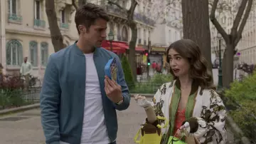 Les gants blanc portés par Emily Cooper (Lily Collins) dans la série Emily in Paris (S02E03)