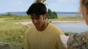 Ralph Lauren L’emblématique pull en cachemire en tricot torsadé porté par (Shubham Maheshwari) comme on le voit dans We Were Liars (S01E06)
