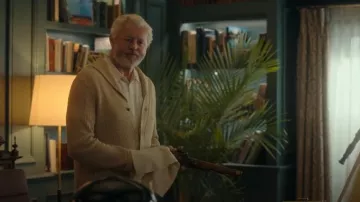 Polo Ralph Lauren Shawl Caridgan porté par Harris Sinclair (David Morse) comme on le voit dans We Were Liars (S01E06)