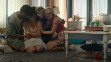 Converse Chuck Taylor All Star Lift Hi in White worn by Mirren Sinclair (Esther McGregor) as seen in We Were Liars (S01E08)