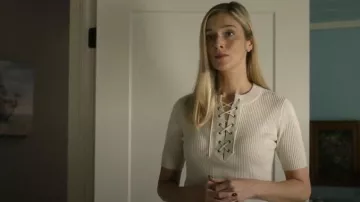 Dries Van Noten Haut en maille côtelée à lacets en laine mélangée porté par Penny Sinclair (Caitlin Fitzgerald) comme on le voit dans We Were Liars (S01E08)