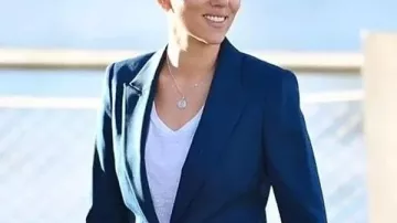 Blazer azul de Zora Bennett de Jurassic World Rebirth usado por Zora Bennett (Scarlett Johansson) en Jurassic World Rebirth