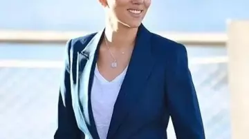 Blazer azul de Zora Bennett de Jurassic World Rebirth usado por Zora Bennett (Scarlett Johansson) en Jurassic World Rebirth