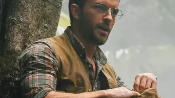 Jurassic World Rebirth : Gilet brun Jonathan Bailey porté par le Dr Henry Loomis (Jonathan Bailey) dans Jurassic World Rebirth