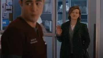 Abrigo Jcrew Daphne en tweed italiano usado por Elizabeth Asher (Erin Anderson) como se ve en Chicago Med (S10E10)