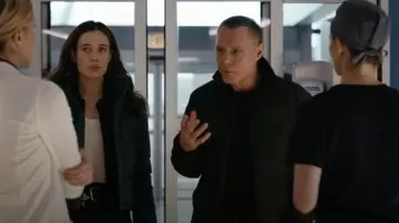 Canada Goose Wyndham Parka usada por Hank Voight (Jason Beghe) como se ve en Chicago Med (S10E11)