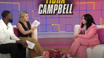 Alex Perry Pantalón plisado de rayas diplomáticas de cristal de tiro bajo usado por Tisha Campbell como se ve en Today with Jenna & Friends el 8 de julio de 2025