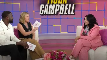 Alex Perry Pantalón plisado de rayas diplomáticas de cristal de tiro bajo usado por Tisha Campbell como se ve en Today with Jenna & Friends el 8 de julio de 2025