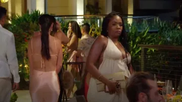 Miss Selfridge Beige Pinstripe Crop Top and Pants Ensemble porté par Jasmine Goode' comme on le voit dans The Valley (S02E12)