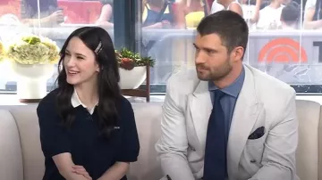 Polo de algodón bordado con el logotipo de Miu Miu usado por Rachel Brosnahan como se ve en Hoy el 9 de julio de 2025