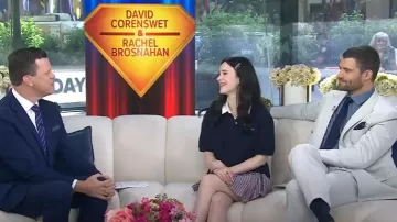 Minifalda de cuadros Miu Miu usada por Rachel Brosnahan como se ve en Today el 9 de julio de 2025