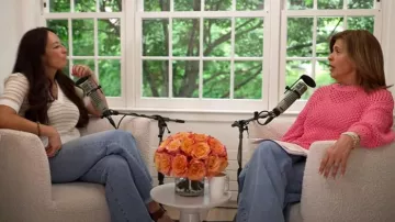 Suéter Aqua Open Stitch usado por Hoda Kotb como se ve en Today el 9 de julio de 2025