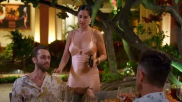 Louis Vuitton Pochette en toile enduite Monogram marron portée par Michelle Lally vue dans The Valley (S02E12)