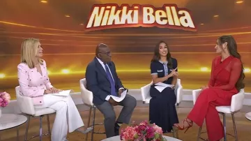 Vestido midi de punto y denim de Sandro usado por Kaylee Hartung como se ve en Today el 9 de julio de 2025