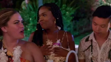 Pendientes colgantes de estrella de mar doble dorados de Asos usados por Jasmine Goode como se ve en The Valley (S02E13)