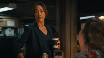 Rag & Bone La camiseta en V usada por la detective Renée Ballard (Maggie Q) como se ve en Ballard (S01E01)