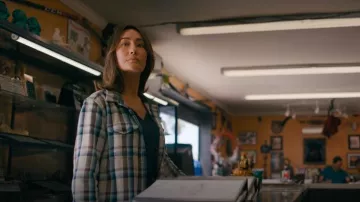 Camisa de manta de OuterKnown M usada por la detective Renée Ballard (Maggie Q) como se ve en Ballard (S01E01)