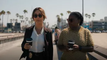Camisa de manga gorra Theory en georgette de seda usada por la detective Renée Ballard (Maggie Q) como se ve en Ballard (S01E01)