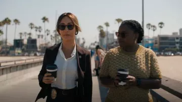 Gafas de sol Oliver Peoples Forman LA usadas por la detective Renée Ballard (Maggie Q) como se ve en Ballard (S01E01)