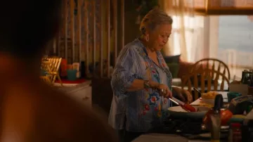 Johnny Was Jeanette Ruffle Sleeve Blouse porté par Tutu (Amy Hill) comme on le voit dans Ballard (S01E02)