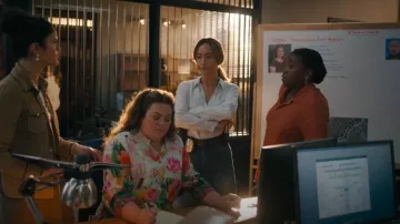 Vaqueros de mujer Levi's Premium Ribcage Wide Leg usados por la detective Renée Ballard (Maggie Q) como se ve en Ballard (S01E02)