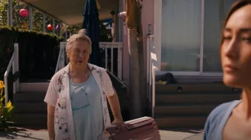 Johnny Was Cooper Bordado con botones usado por Tutu (Amy Hill) como se ve en Ballard (S01E03)