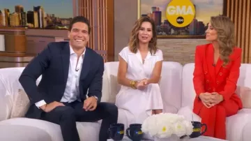 Blazer de crepé de Generation Love Emilio usado por Rhiannon Ally como se ve en Good Morning America el 4 de julio de 2025