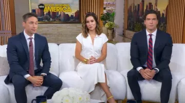 Vestido camisero de punto crepé de Scanlan Theodore usado por Rebecca Jarvis visto en Good Morning America el 4 de julio de 2025