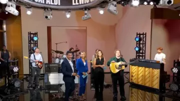 Sandalias de plataforma Jimmy Choo Socorie usadas por Rebecca Jarvis como se ve en Good Morning America el 7 de julio de 2025