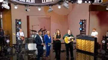 Sandalias Rockstud de Valentino Garavani usadas por Ginger Zee como se vio en Good Morning America el 7 de julio de 2025