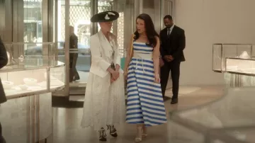 Simone Rocha Sculpted Scoop-Neck Sleeveless Lace Midi Dress worn by Carrie Bradshaw (Sarah Jessica Parker) as seen in And Just Like That… (S03E06)