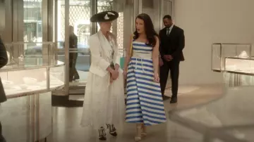 Simone Rocha Sculpted Scoop-Neck Sleeveless Lace Midi Dress worn by Carrie Bradshaw (Sarah Jessica Parker) as seen in And Just Like That… (S03E06)