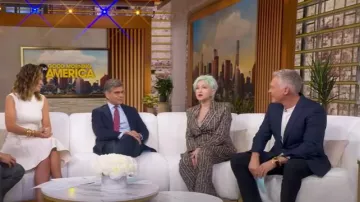 Blazer Lelio floral de lino de Vivienne Westwood usado por Cyndi Lauper visto en Good Morning America el 8 de julio de 2025